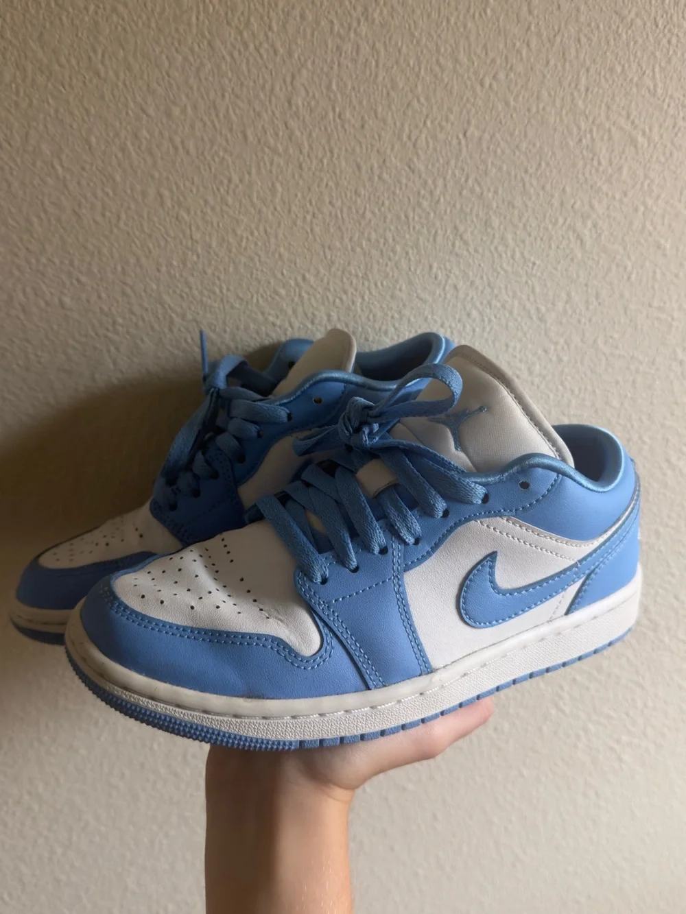 Nike Low-Top Sneaker in White and Light Blue